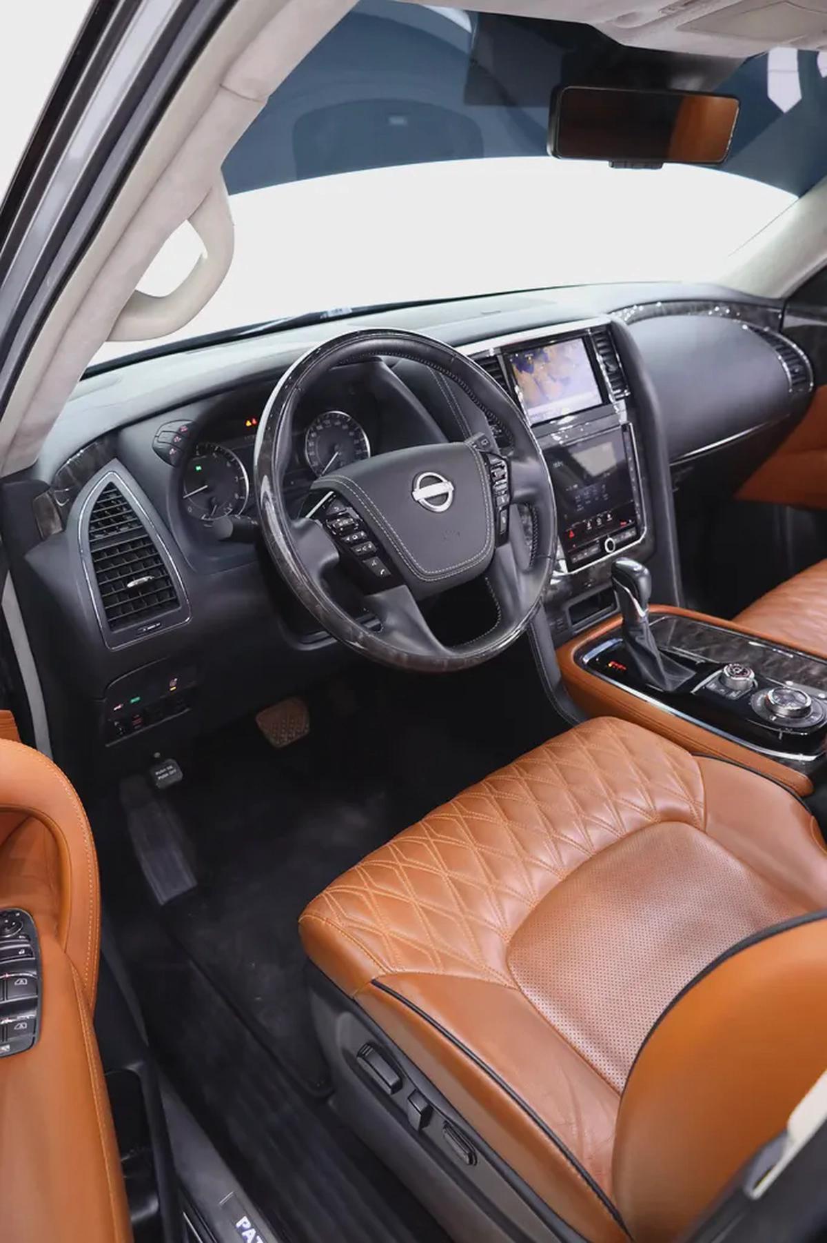 NISSAN PATROL V8 LE PLATINUM GCC FULLY LOADED + STARLIGHT + REAR ENTERTAINMENT + SIDE STEPS-4-4