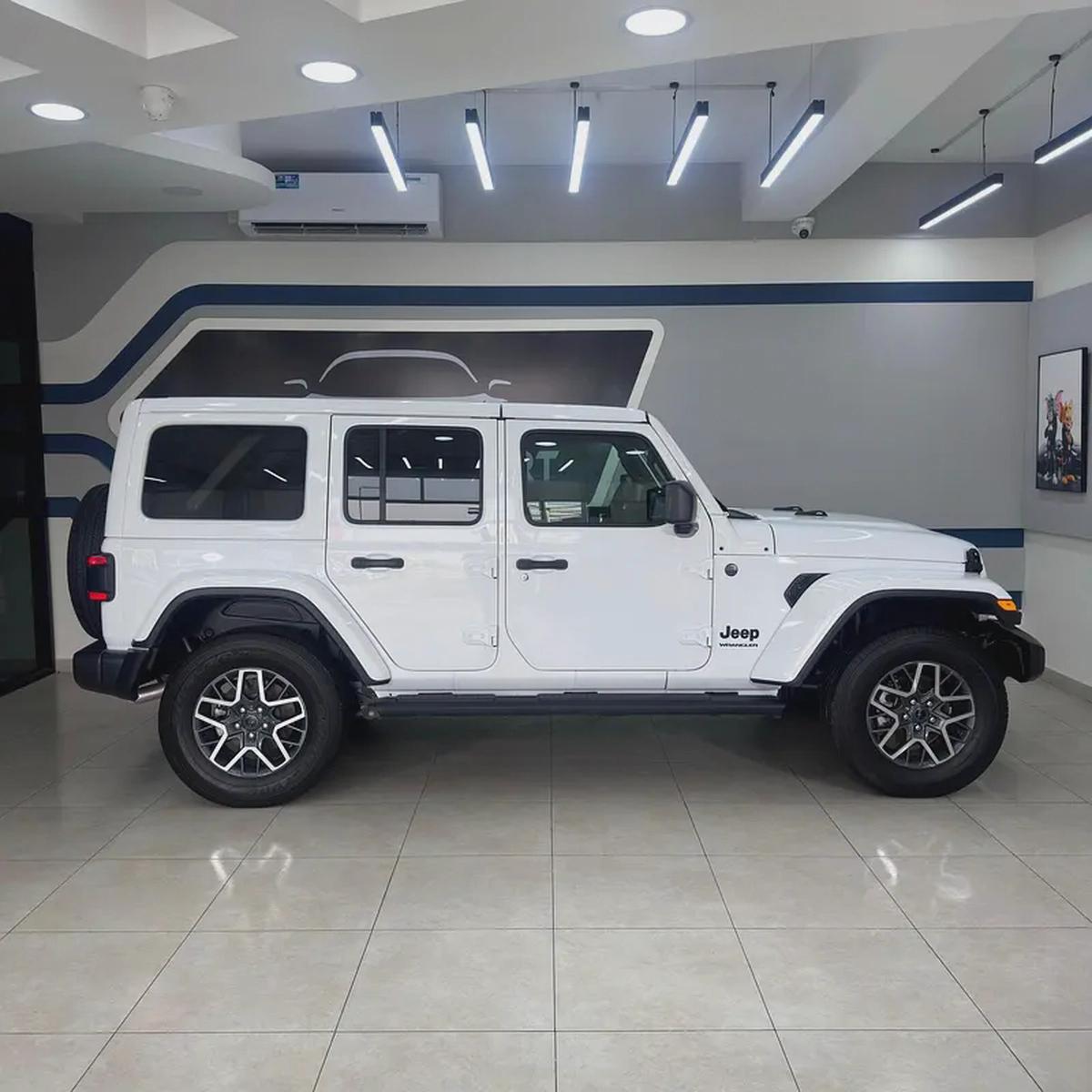 2025 Jeep Wrangler Sahara V6-3-3