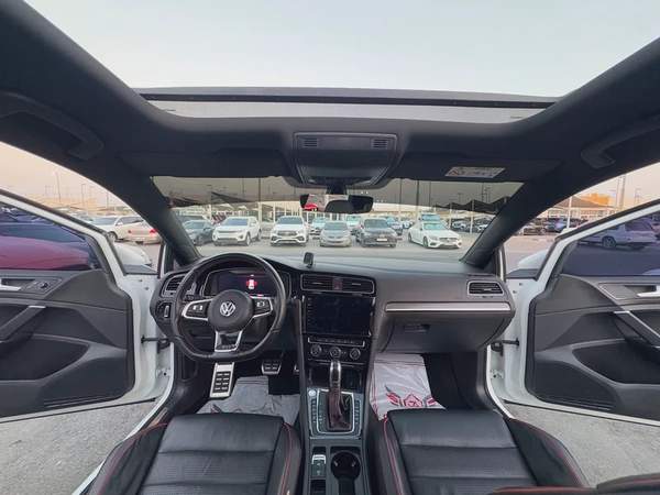 جولف GTI موديل 2018 خليجى بانوراما فل اوبشن صبغ الوكاله بحاله ممتازه