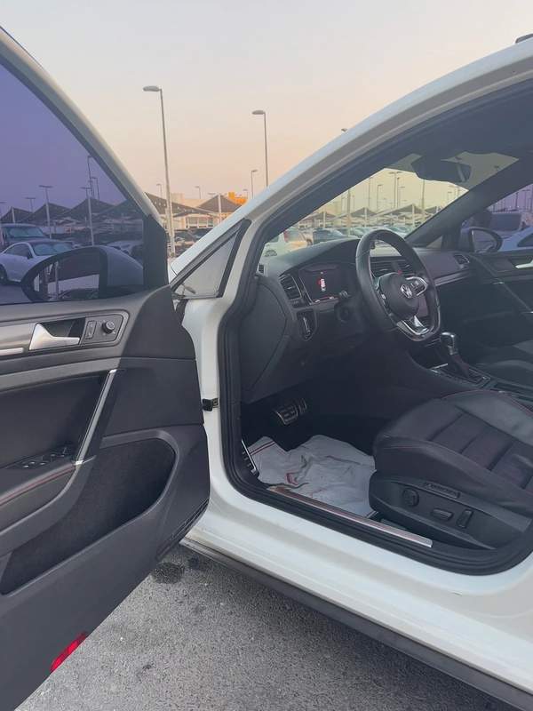 جولف GTI موديل 2018 خليجى بانوراما فل اوبشن صبغ الوكاله بحاله ممتازه