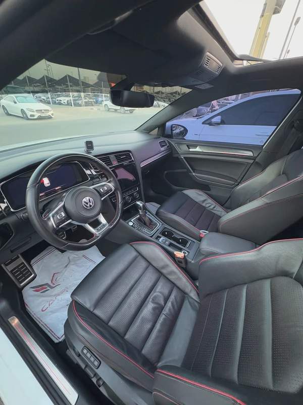 جولف GTI موديل 2018 خليجى بانوراما فل اوبشن صبغ الوكاله بحاله ممتازه