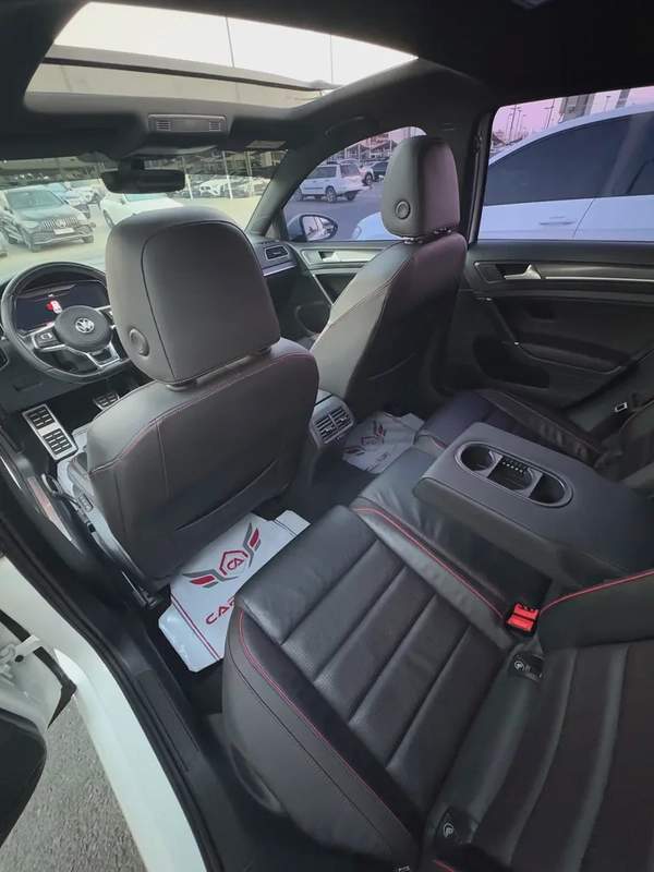 جولف GTI موديل 2018 خليجى بانوراما فل اوبشن صبغ الوكاله بحاله ممتازه