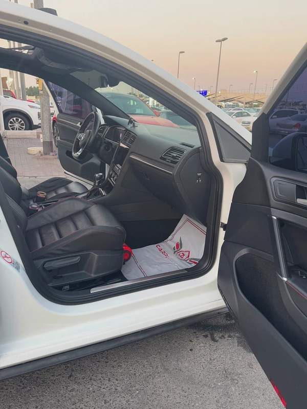 جولف GTI موديل 2018 خليجى بانوراما فل اوبشن صبغ الوكاله بحاله ممتازه