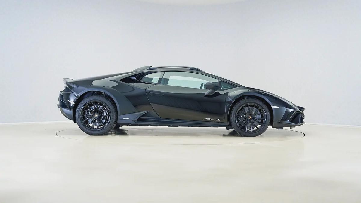Special Offer | AED 18,002 PM | Warranty Until November 2028 | 2023 Lamborghini Huracan - Sterrato-2-2