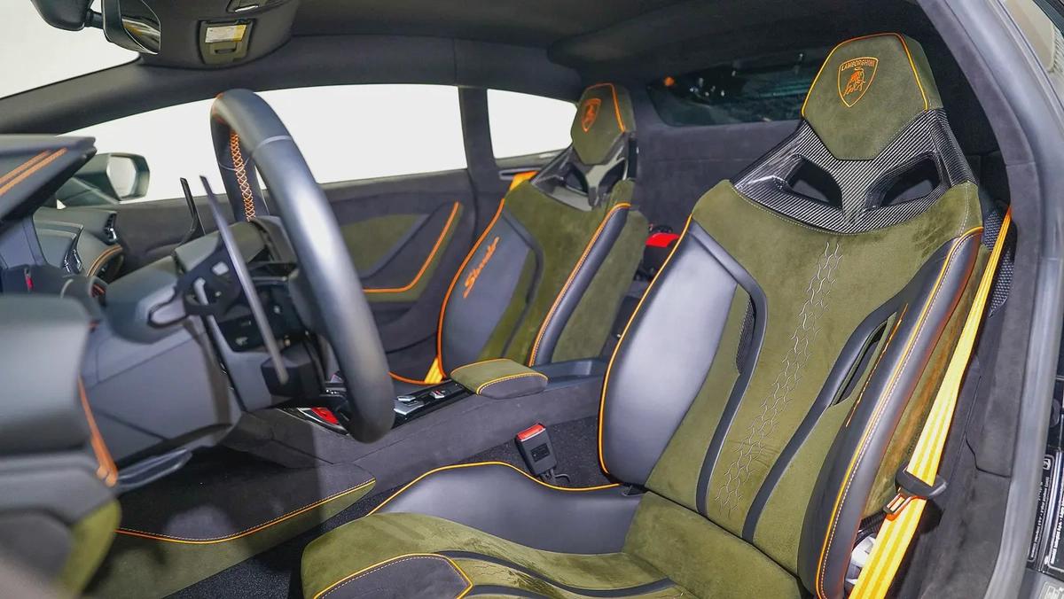 Special Offer | AED 18,002 PM | Warranty Until November 2028 | 2023 Lamborghini Huracan - Sterrato-4-4