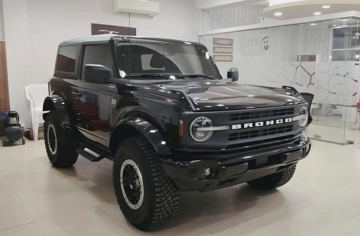 2023 Ford Bronco Base - American Specs - Like New!-2-2