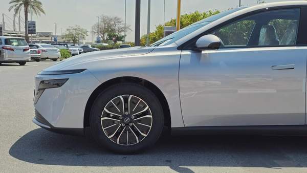 Nissan N6 180 Max (Silver White)