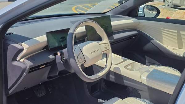 Nissan N6 180 Max (Silver White)