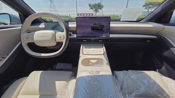 Nissan N6 180 Max (Silver White)