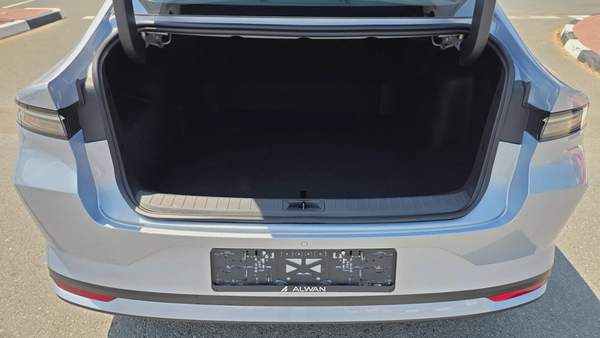 Nissan N6 180 Max (Silver White)