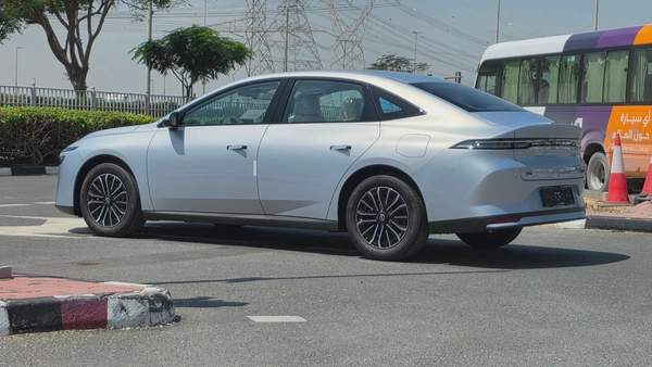 Nissan N6 180 Max (Silver White)