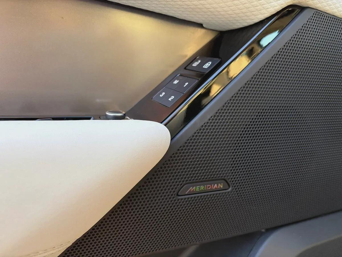 2023. Velar. Clean title.-13-13