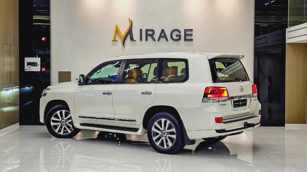 TOYOTA - LAND CRUISER - GXR 5.7L - V 8 CYLINDERS - GCC SPECS - 2019 MODEL - WHITE COLORE-16-16