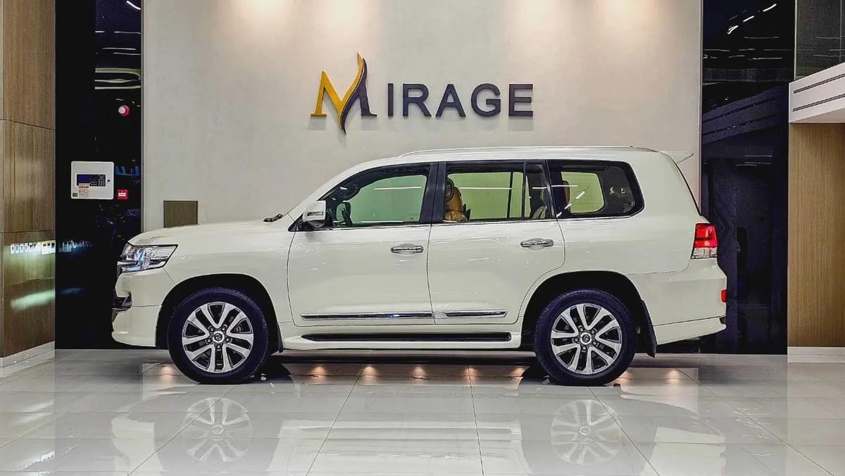 TOYOTA - LAND CRUISER - GXR 5.7L - V 8 CYLINDERS - GCC SPECS - 2019 MODEL - WHITE COLORE-17-17