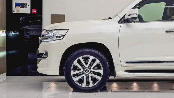 TOYOTA - LAND CRUISER - GXR 5.7L - V 8 CYLINDERS - GCC SPECS - 2019 MODEL - WHITE COLORE