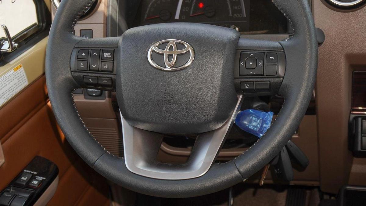 Toyota Land Cruiser 70 LX 4.0L V6 A/T-4-4