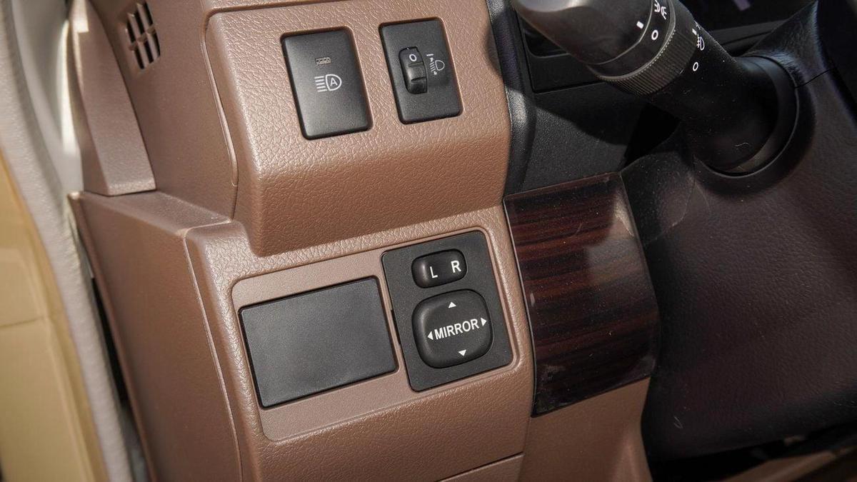 Toyota Land Cruiser 70 LX 4.0L V6 A/T-5-5