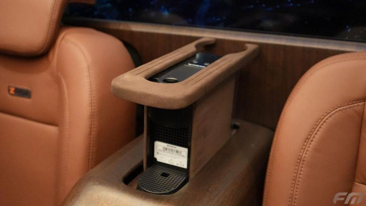 Mercedes-Benz V 300 VIP BUSINESS VAN – FULL LUXURY OPTION | BRAND NEW | GCC | 2025-7-7