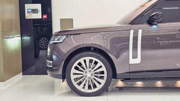 RANGE ROVER - VOGUE - FIRST EDITION - V8 P530 - GCC SPECS - UNDER WARRANTY - 2022 MODEL - GRAY/WHITE