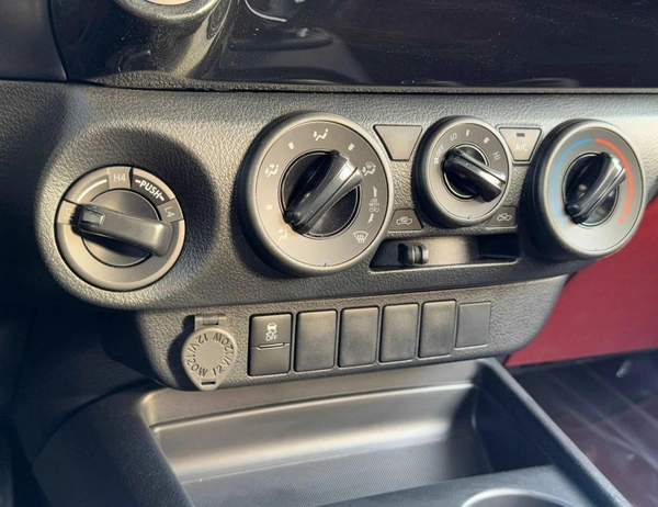 Toyota Hilux BASIC DOUBLE CABIN / 2.4L DIESEL A/T / CHROME HANDLE & REAL CHROME BUMPER (CODE # HD)