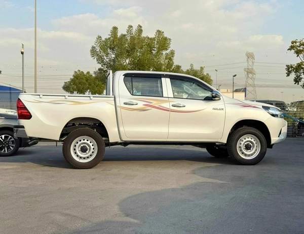 Toyota Hilux BASIC DOUBLE CABIN / 2.4L DIESEL A/T / CHROME HANDLE & REAL CHROME BUMPER (CODE # HD)