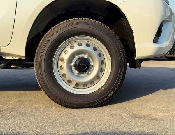 Toyota Hilux BASIC DOUBLE CABIN / 2.4L DIESEL A/T / CHROME HANDLE & REAL CHROME BUMPER (CODE # HD)