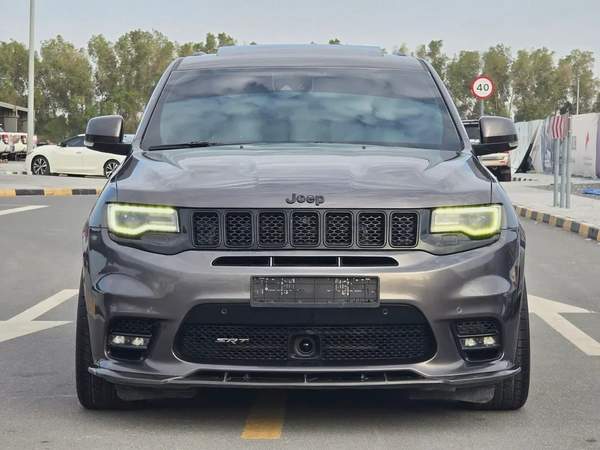 جيب كراند شيروكي 2017 مواصفات خليجية SRT 6.4 بحالة جيدة