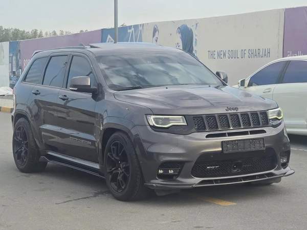 جيب كراند شيروكي 2017 مواصفات خليجية SRT 6.4 بحالة جيدة