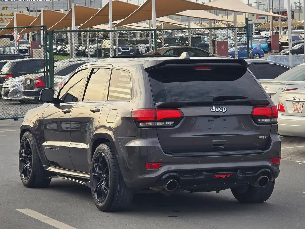 جيب كراند شيروكي 2017 مواصفات خليجية SRT 6.4 بحالة جيدة-4-4