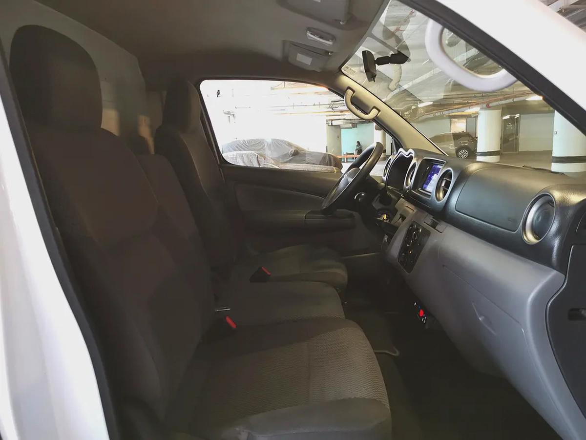 Nissan Urvan NV350 3Seater V4 2.5 Chiller Van 2022 Model GCC Specs In Perfect Condition-10-10