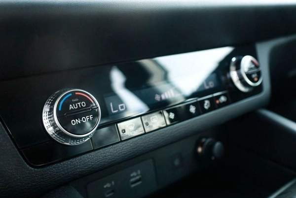 Mitsubishi Outlander OUTLANDER 2.5L 4WD WHITE