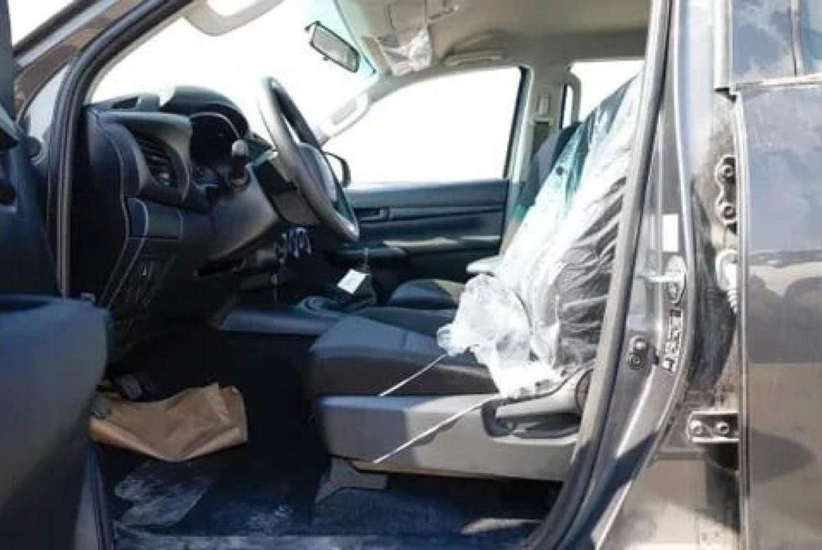 Toyota Hilux Toyota hilux mid option 2.4L diesel MY2025-4-4