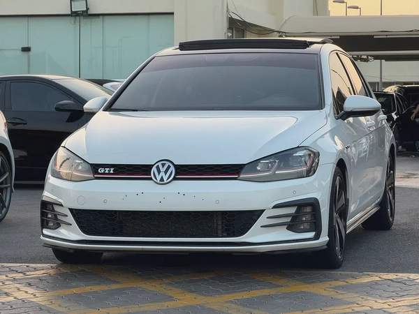 جولف GTI موديل 2018 خليجى بانوراما فل اوبشن صبغ الوكاله بحاله ممتازه