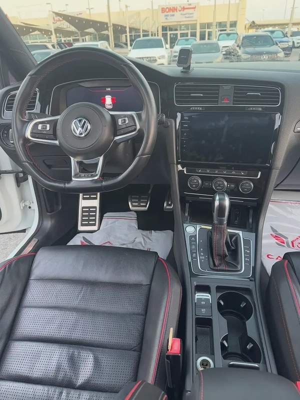 جولف GTI موديل 2018 خليجى بانوراما فل اوبشن صبغ الوكاله بحاله ممتازه