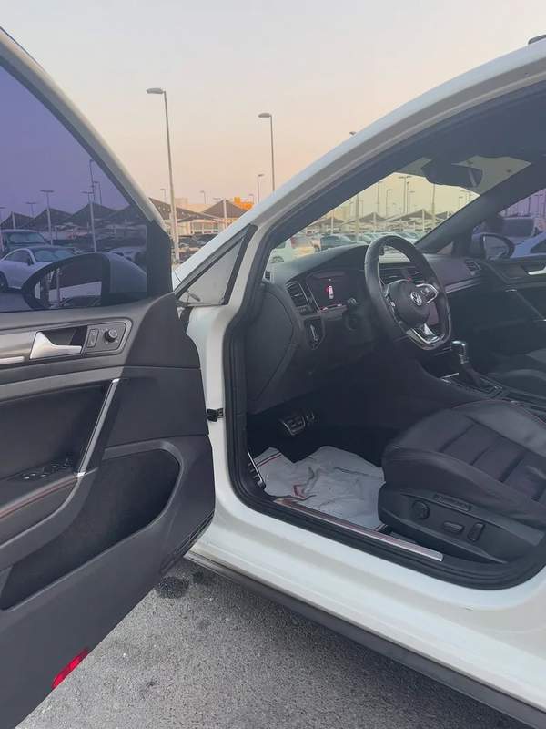 جولف GTI موديل 2018 خليجى بانوراما فل اوبشن صبغ الوكاله بحاله ممتازه