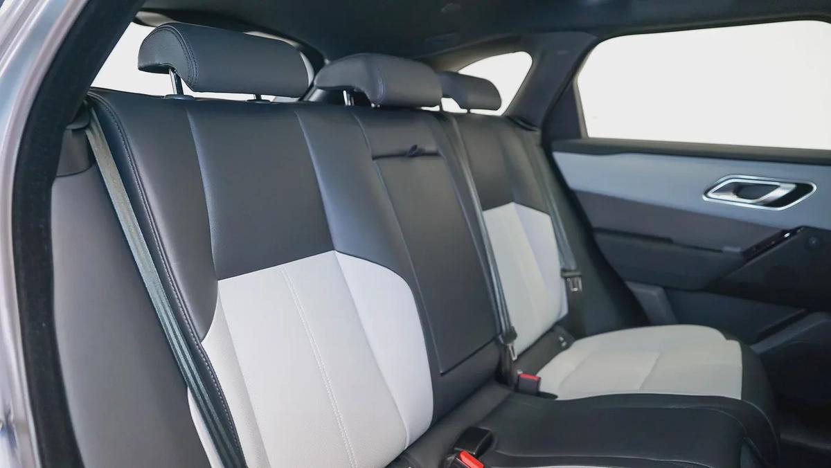 Special Offer | AED 4,002 PM | Warranty until Feb 2029 | Velar P250 SE Dynamic-7-7