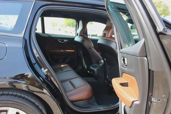 Volvo V60 (wagon) 2021 GCC! Full-service history! Perfect condition!