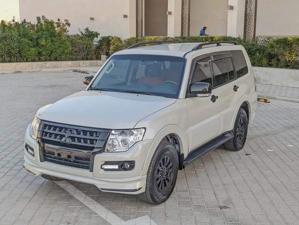 MITSUBISHI PAJERO 2015 GCC GLS MID OPTION IN EXCELLENT CONDITION