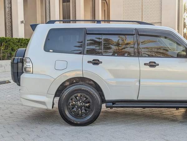 MITSUBISHI PAJERO 2015 GCC GLS MID OPTION IN EXCELLENT CONDITION