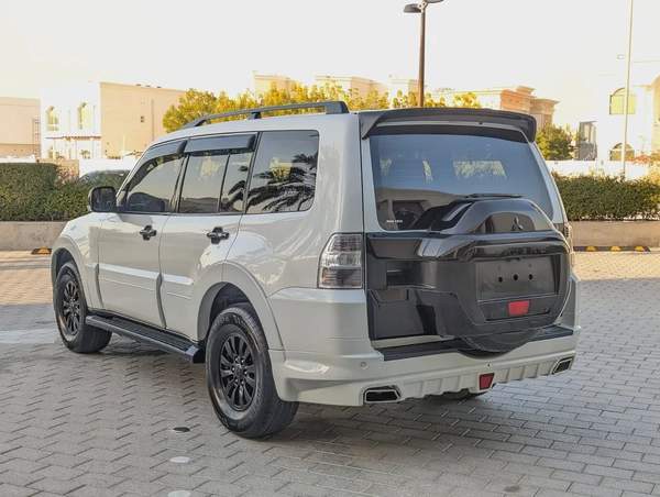 MITSUBISHI PAJERO 2015 GCC GLS MID OPTION IN EXCELLENT CONDITION