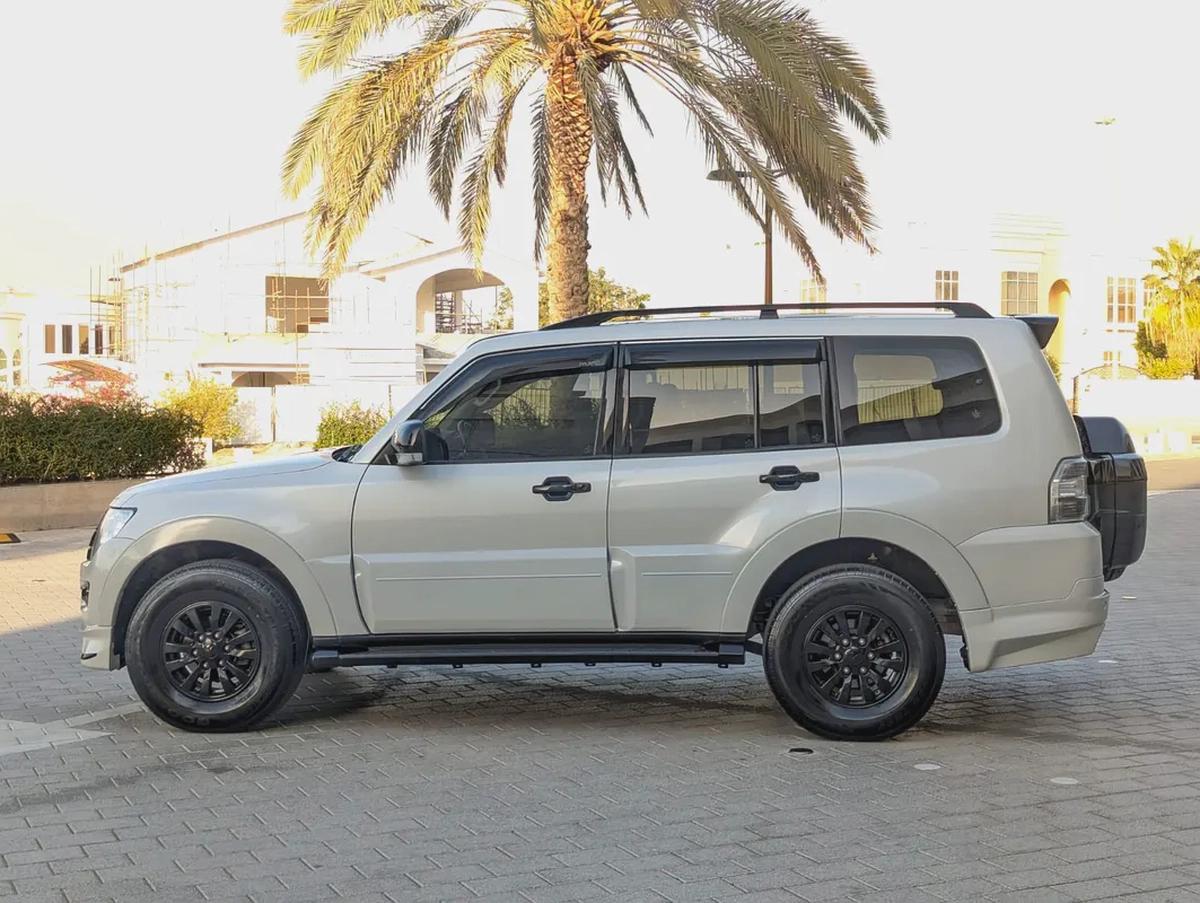 MITSUBISHI PAJERO 2015 GCC GLS MID OPTION IN EXCELLENT CONDITION-15-15