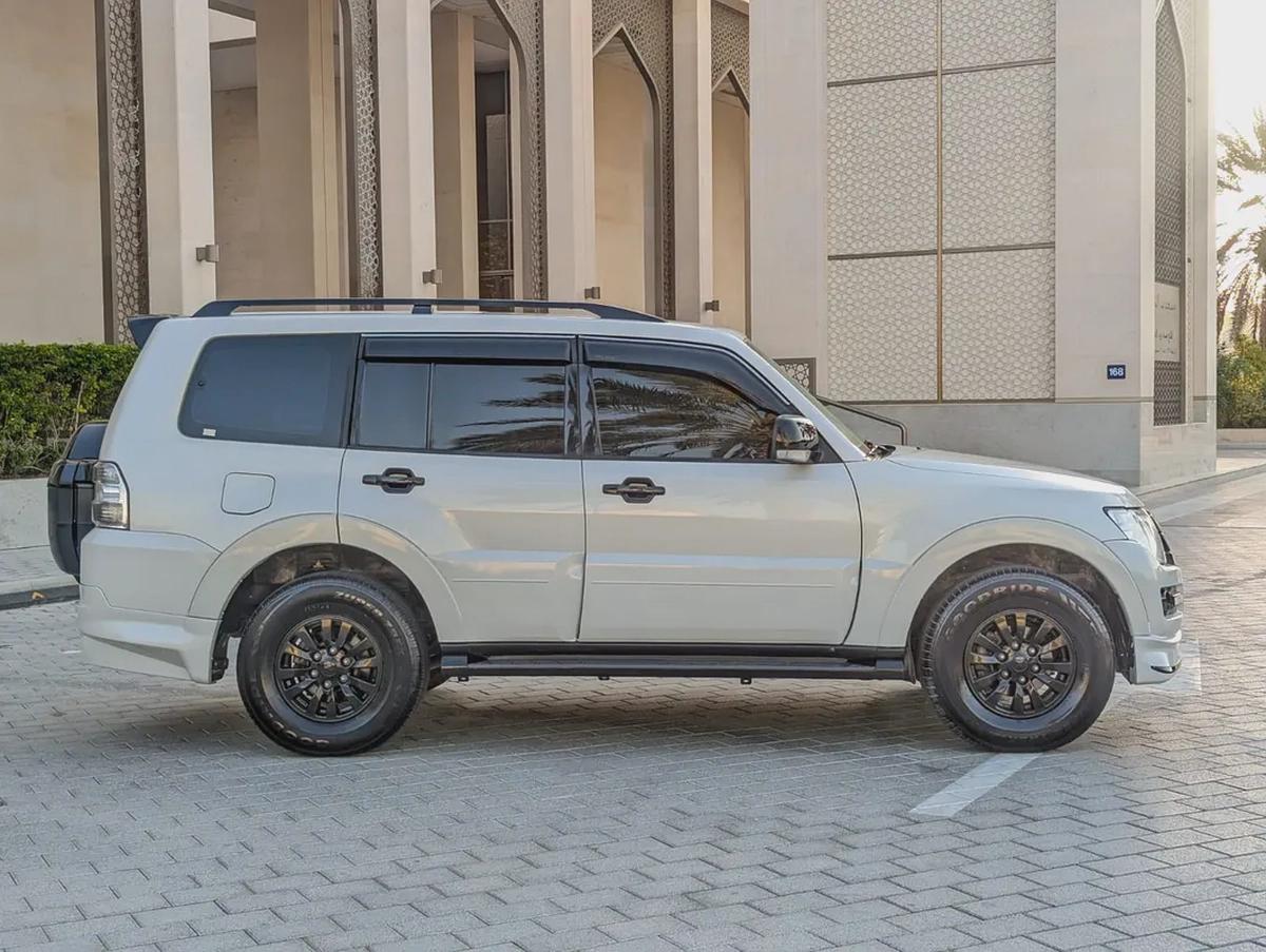 MITSUBISHI PAJERO 2015 GCC GLS MID OPTION IN EXCELLENT CONDITION-16-16