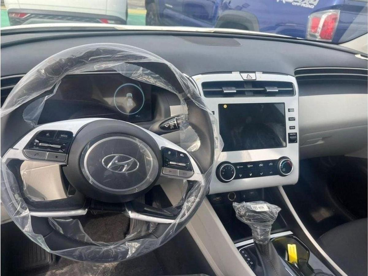Hyundai Tucson 2.0 WITH BUSH STRAT .19 ALLOW WHEELS .SCREEN. CAMERA. DIGITAL KM .ELECTRIC BAG-10-10