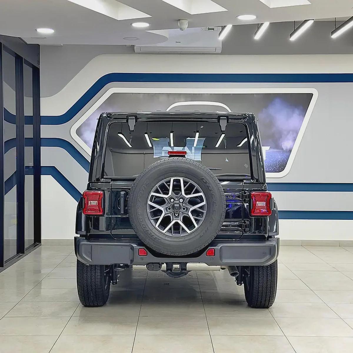 2024 Jeep Wrangler Sahara-3-3