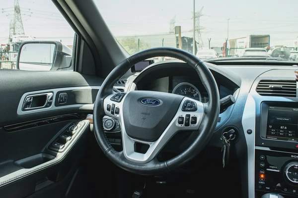 2015 - FORD EXPLORER - SUPER CLEAN - ONLY 94,000 KM