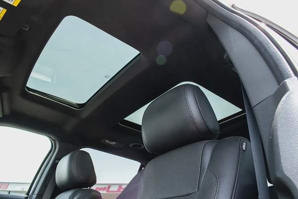 2015 - FORD EXPLORER - SUPER CLEAN - ONLY 94,000 KM