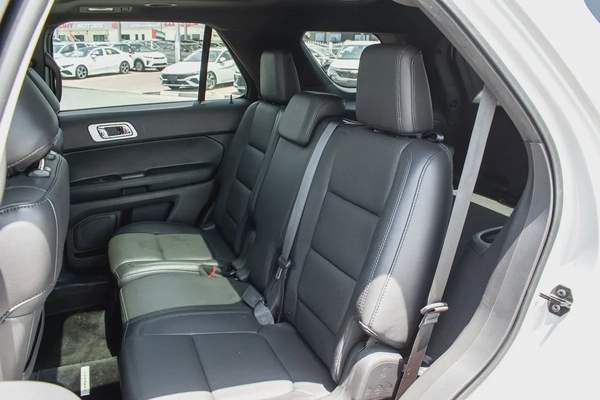2015 - FORD EXPLORER - SUPER CLEAN - ONLY 94,000 KM