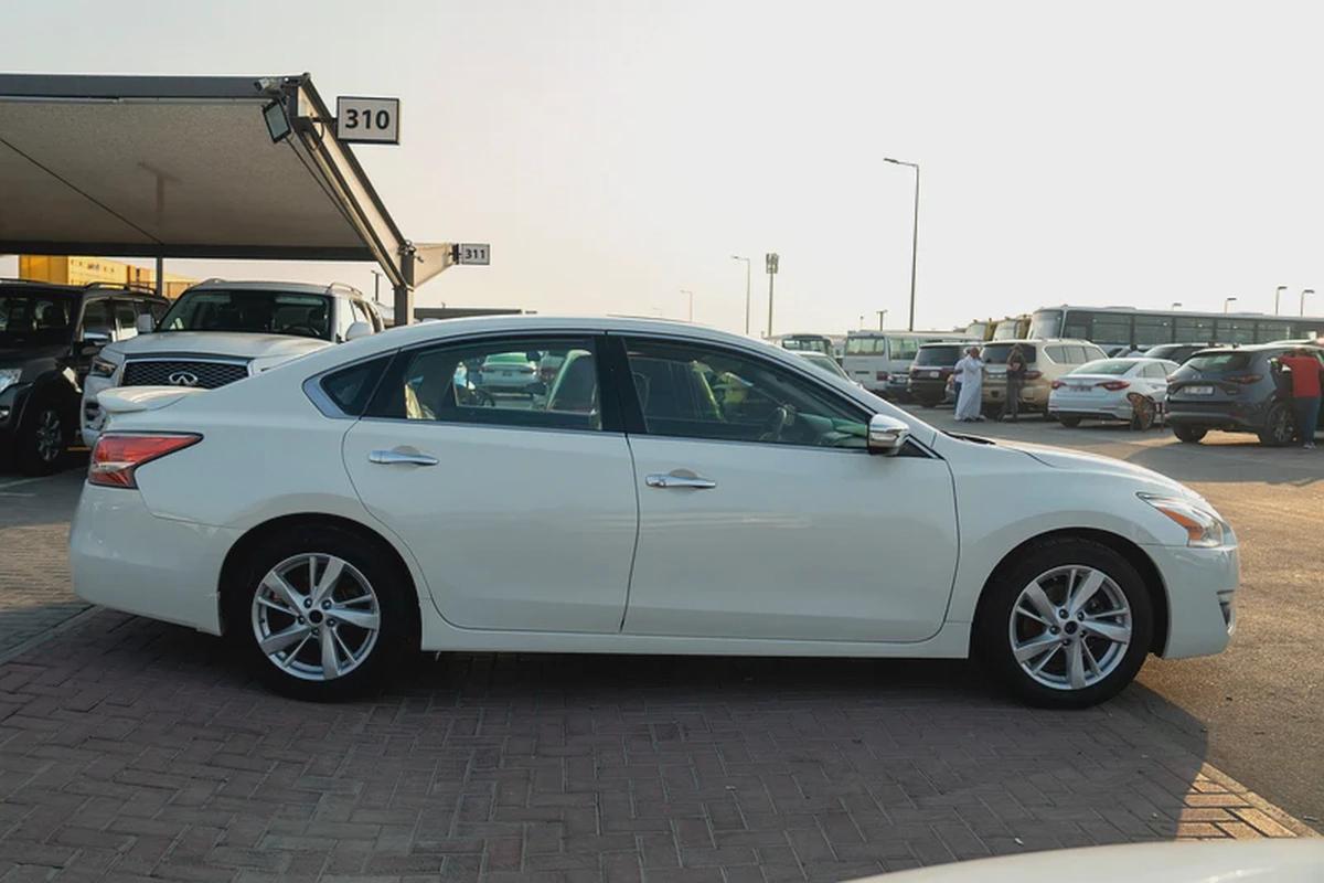 Nissan Altima SV Full Option Sunroof-4-4