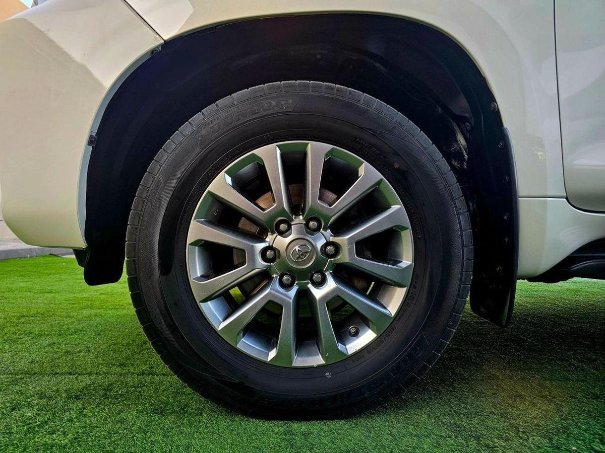 Toyota Prado GXR/ SUNROOF LEATHER/ V6 4.0L 4WD/ LOW MILEAGE-8-8
