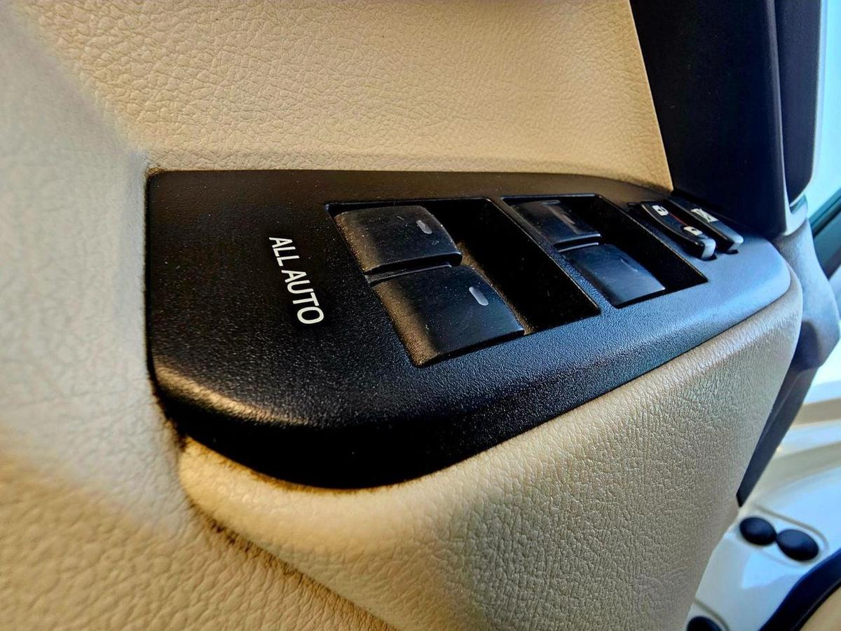 Toyota Prado GXR/ SUNROOF LEATHER/ V6 4.0L 4WD/ LOW MILEAGE-17-17